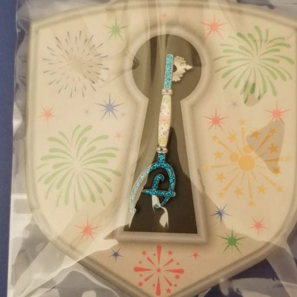 Disney collectible Key pin set OF 3 - Picture 1 of 3